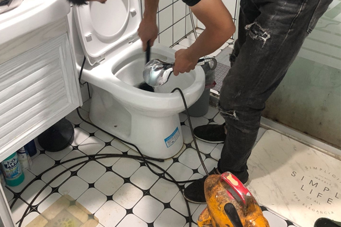万泉镇马桶堵塞自己疏通还是找师傅？专业上门服务让你省时更省心